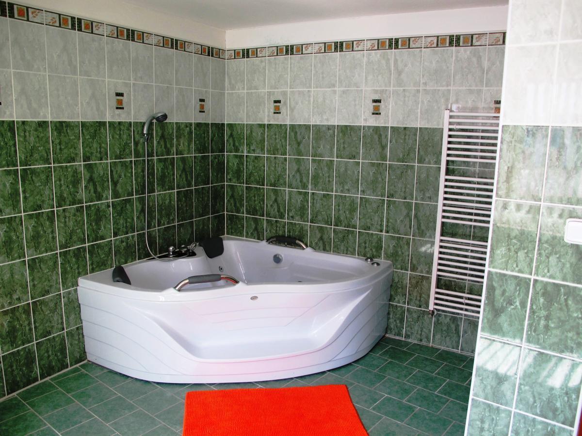Hotel U Lisky Hostka  ภายนอก รูปภาพ