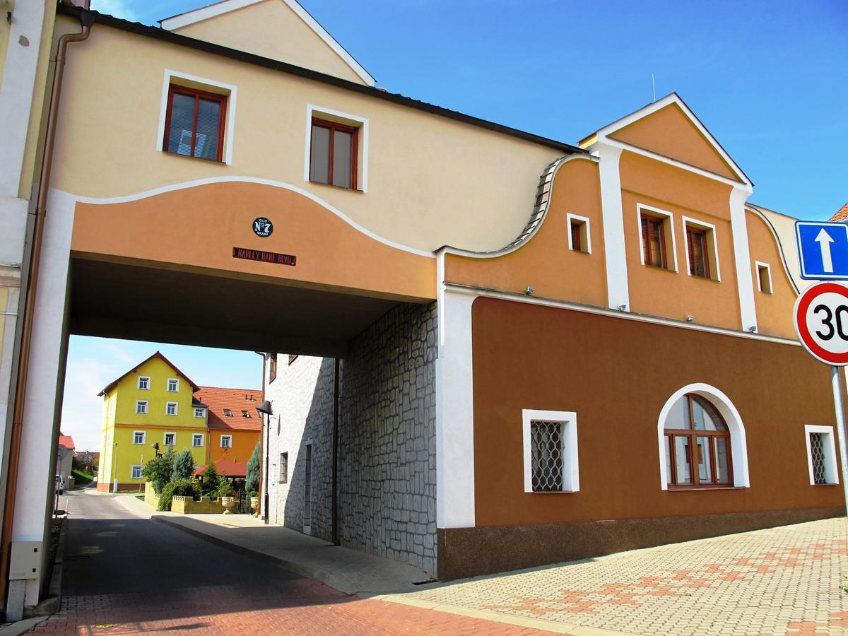 Hotel U Lisky Hostka  ภายนอก รูปภาพ