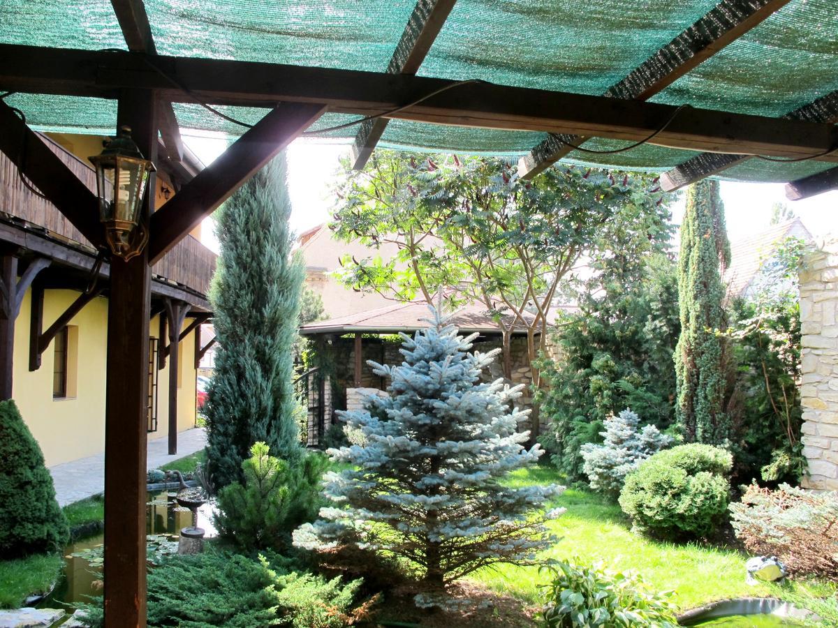 Hotel U Lisky Hostka  ภายนอก รูปภาพ